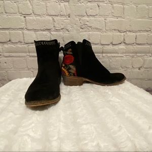 Tiara Los Angeles Black Suede Floral Boots SZ 7.5